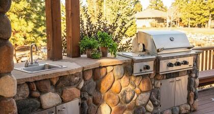 Cozy and lakefront cabin on Rainbow lake, large fenced deck and 2 grills!!!