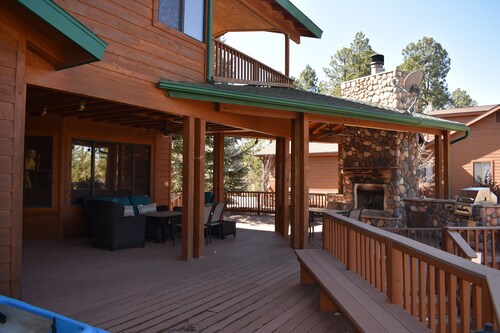 Cozy and lakefront cabin on Rainbow lake, large fenced deck and 2 grills!!!