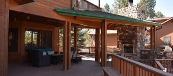 Cozy and lakefront cabin on Rainbow lake, large fenced deck and 2 grills!!!