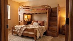 A bunk bed room with a wooden ladder, a bedside table, and a lamp. - Cozy and lakefront cabin on Rainbow lake, large fenced deck and 2 grills!!! (Pinetop-Lakeside)