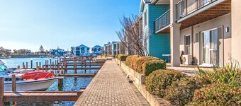 Waters Edge Apartment with Jetty