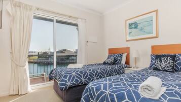 3 bedrooms, iron/ironing board, WiFi (free), bed sheets