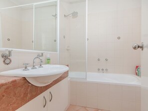 Combined shower/tub - Waters Edge Apartment with Jetty (Halls Head)