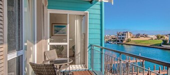 Waters Edge Apartment with Jetty in Mandurah