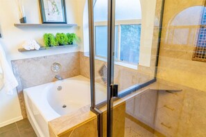 Bathtub, hair dryer, towels - Single-Level Chandler Home · Hot Tub · Work-Friendly (Chandler)