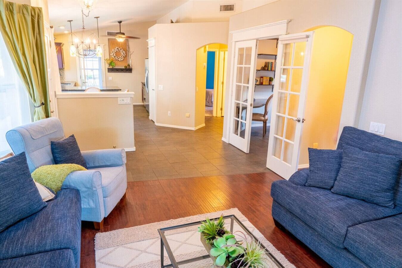 TV connectée, cheminée, lecteur de DVD, livres