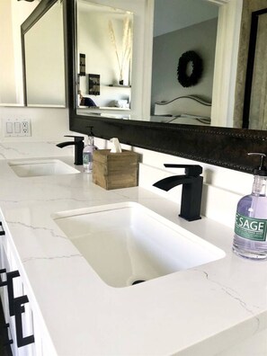 Een bad, een haardroger, handdoeken