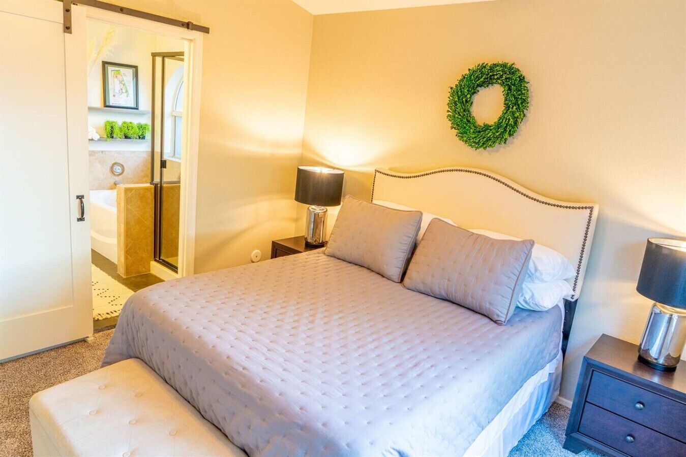 3 chambres, bureau, fer et planche à repasser, lit parapluie