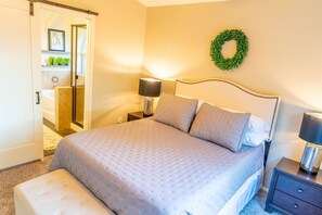 3 quartos, escrivaninha, ferros/tábuas de passar roupa, berço de viagem