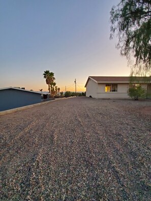 Property grounds - Cute, Clean, Cozy & Bright! Comfortably Sleeps 8 - Ample Boat/Toys Parking. (Lake Havasu City)