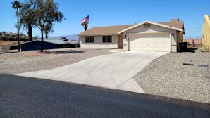 Een woonhuis met garage, oprit en een Amerikaanse vlag.