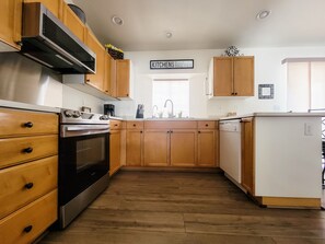 Fridge, microwave, oven, stovetop - Cute, Clean, Cozy & Bright! Comfortably Sleeps 8 - Ample Boat/Toys Parking. (Lake Havasu City)