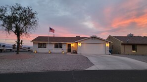 Exterior - Cute, Clean, Cozy & Bright! Comfortably Sleeps 8 - Ample Boat/Toys Parking. (Lake Havasu City)