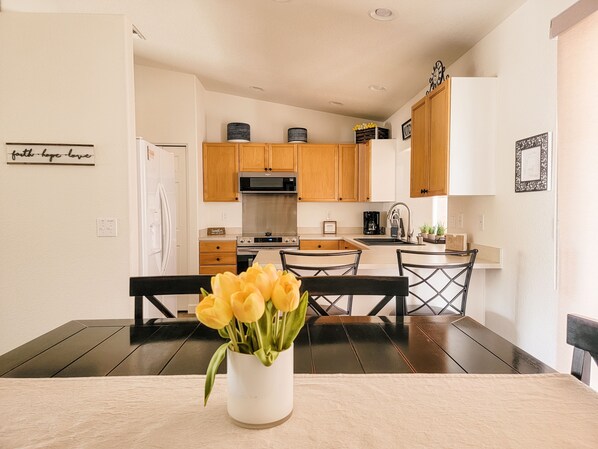 Fridge, microwave, oven, stovetop - Cute, Clean, Cozy & Bright! Comfortably Sleeps 8 - Ample Boat/Toys Parking. (Lake Havasu City)