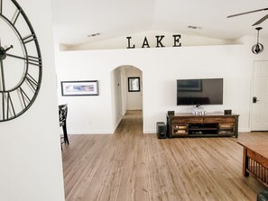 Smart TV, books, stereo - Cute, Clean, Cozy & Bright! Comfortably Sleeps 8 - Ample Boat/Toys Parking. (Lake Havasu City)