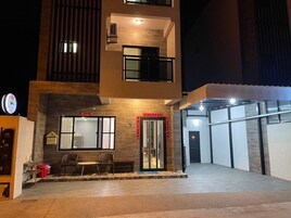 Desk, blackout drapes, free WiFi, bed sheets