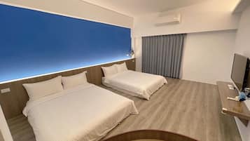 City Quadruple Room | Desk, blackout drapes, free WiFi, bed sheets