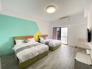 Desk, blackout drapes, free WiFi, bed sheets - Hualai Hujia Homestay (Magong)