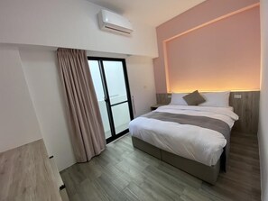 办公桌、遮光窗帘、免费 WiFi、床单