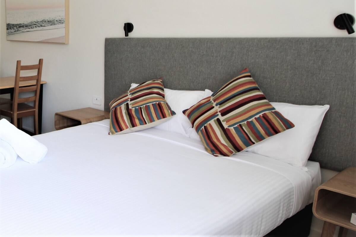 Tabla de planchar con plancha, wifi gratis, ropa de cama
