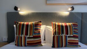 Tabla de planchar con plancha, wifi gratis y ropa de cama