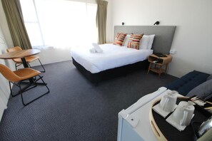 Tabla de planchar con plancha, wifi gratis y ropa de cama 