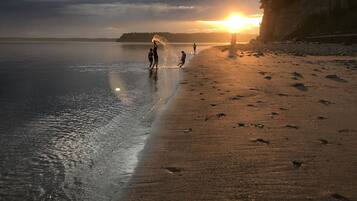 På stranden, solsenger og strandhåndklær