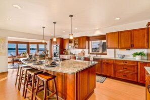 Fridge, microwave, oven, stovetop - Spectacular Beach Front House (Tulalip)