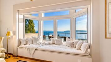 5 bedrooms, desk, WiFi, bed sheets