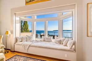 5 bedrooms, desk, WiFi, bed sheets