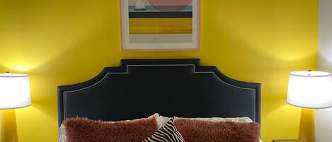 4 habitaciones, escritorio y tabla de planchar con plancha