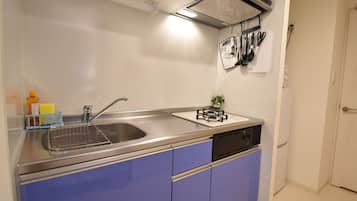 Apartment (101) | Private kitchen | Fridge, microwave, cookware/dishes/utensils