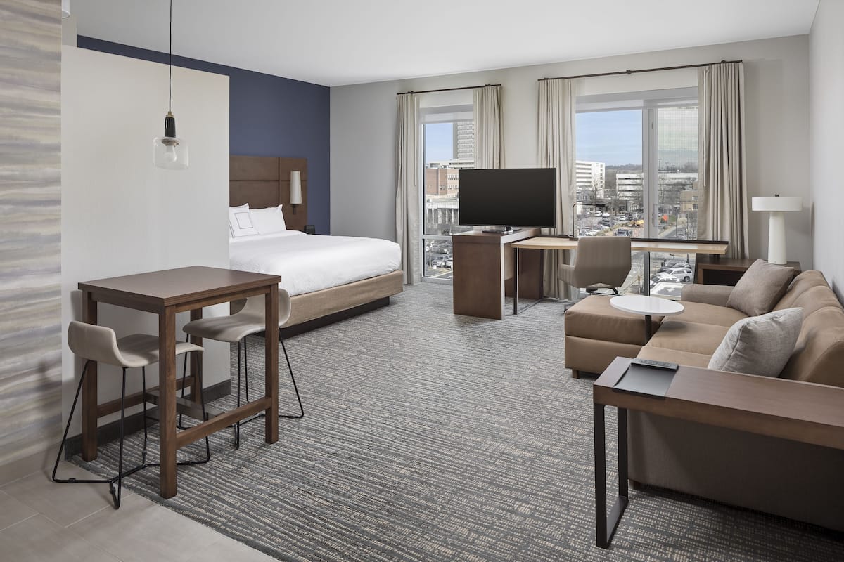 1 bedroom, down duvets, desk, laptop workspace