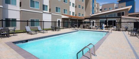 حمّام سباحة خارجي، مقاعد للتشمس