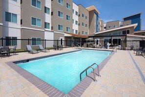 Outdoor pool, pool loungers - Residence Inn by Marriott Waco South (Waco)
