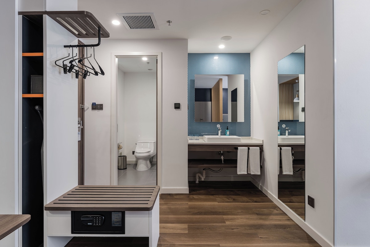 Ein modernes Badezimmer mit Toilette, Waschbecken und Spiegel.