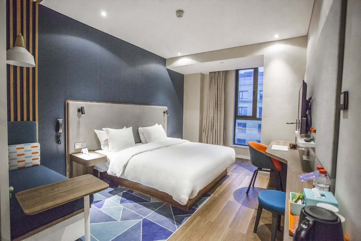 Standard Room, 1 Queen Bed