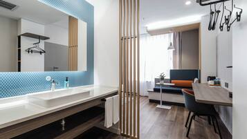 Suite, 1 King-Bett | Badezimmer | Dusche, Regendusche, Haartrockner, Hausschuhe