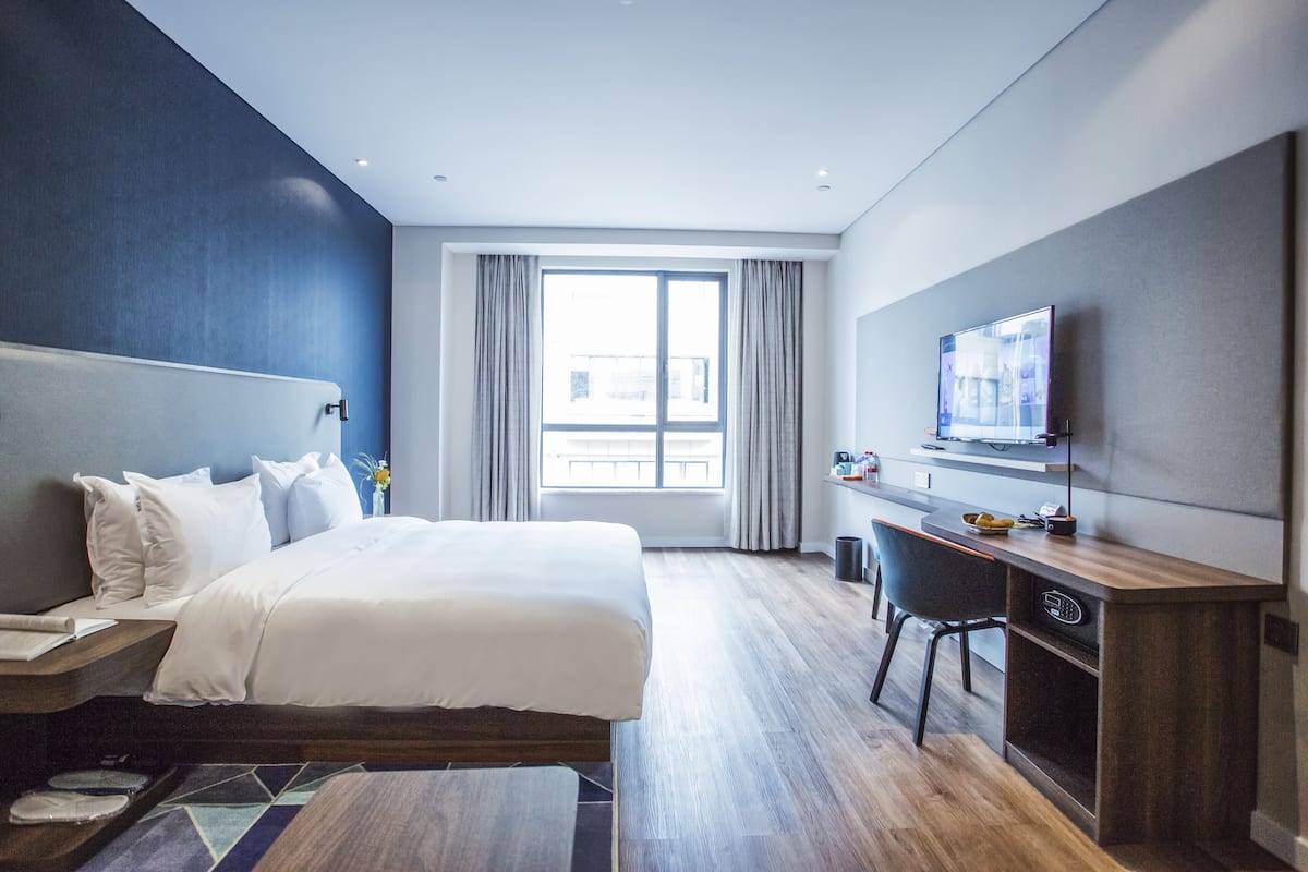 Standard Room, 1 Queen Bed, River View