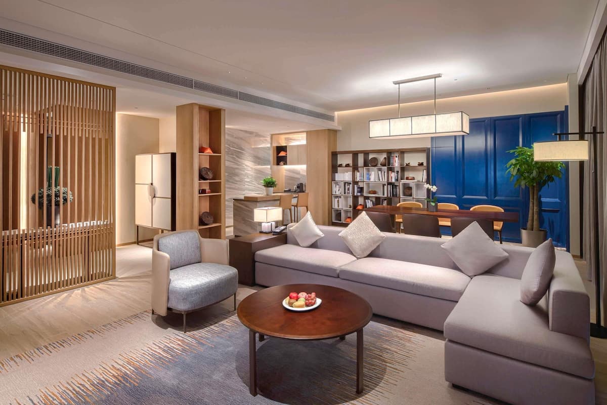 Deluxe Suite, 1 King Bed, Club lounge access | Premium bedding, down duvets, pillow-top beds, minibar