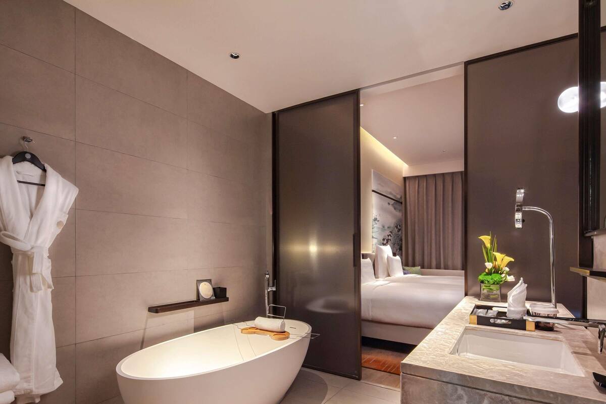 Hochwertige Bettwaren, Daunenbettdecken, Pillowtop-Betten, Minibar