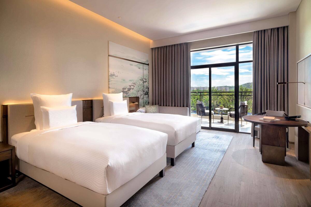 Habitación Deluxe, 2 camas individuales, vista al jardín | Ropa de cama de alta calidad, edredón, camas con pillow-top y minibar