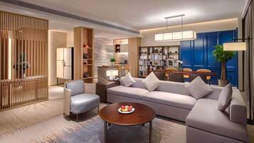 Suite Deluxe, 1 trÚs grand lit, accÚs au salon club | Literie de qualité supérieure, couette en duvet d'oie, surmatelas
