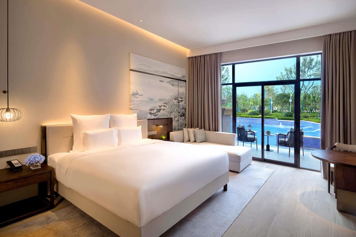 Deluxe Room, 1 King Bed | Premium bedding, down comforters, pillowtop beds, minibar