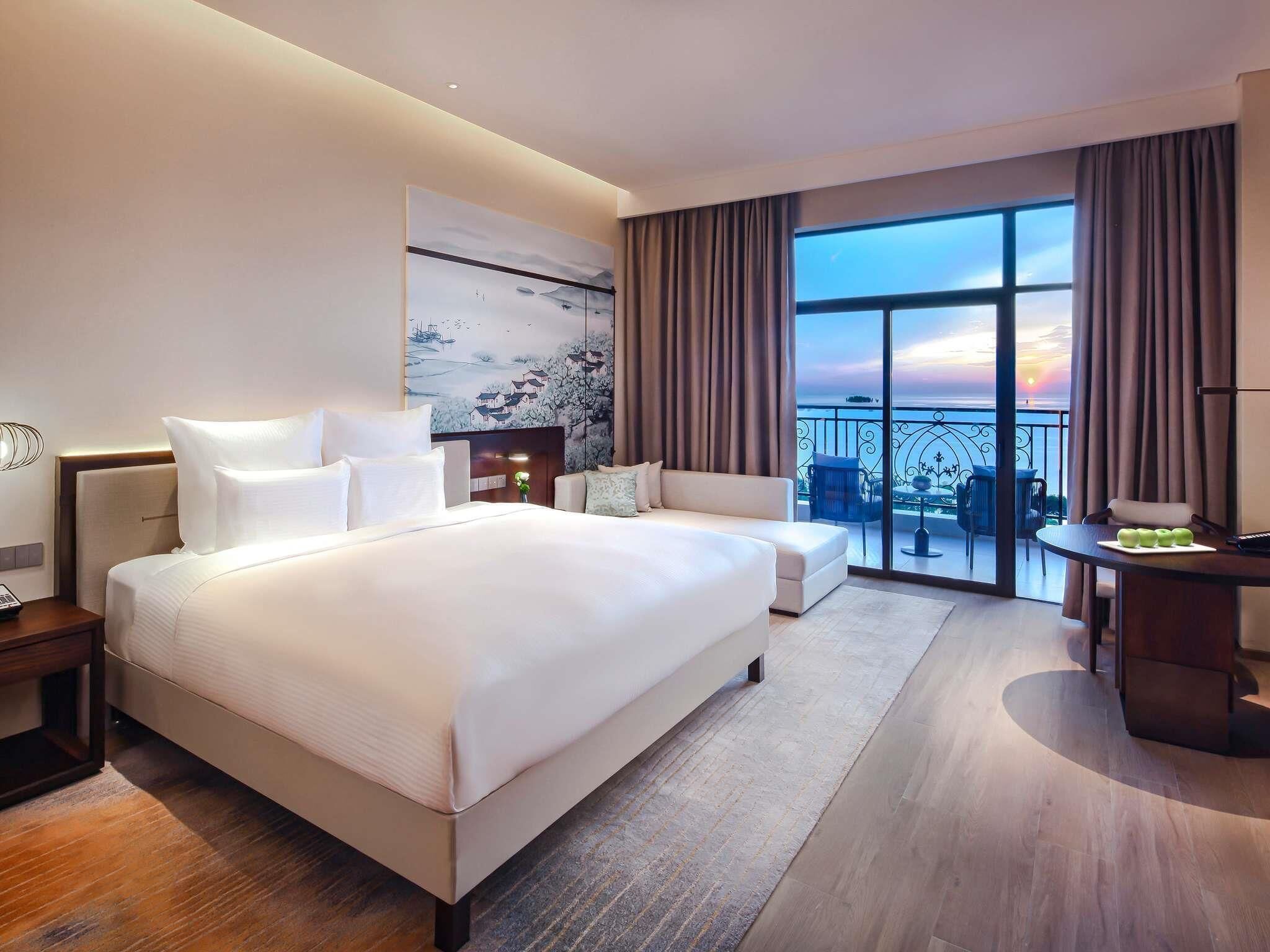 Deluxe Room, 1 King Bed, Balcony, Lake View | Premium bedding, down comforters, pillowtop beds, minibar