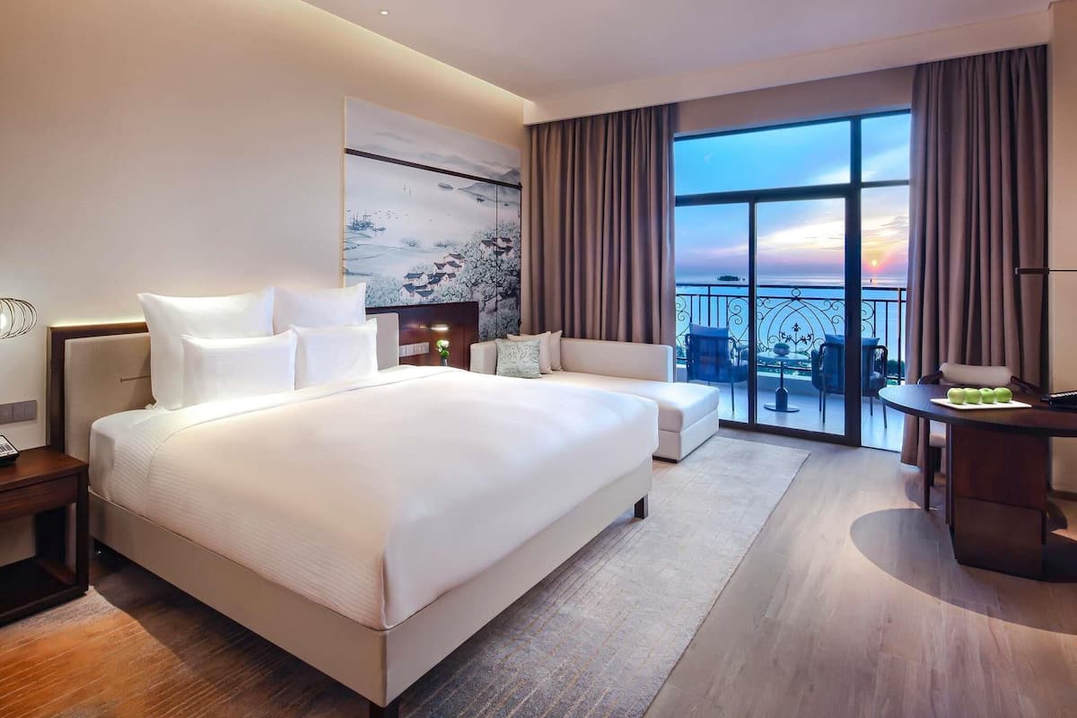 Deluxe Room, 1 King Bed, Balcony, Lake View | Premium bedding, down duvets, pillow-top beds, minibar