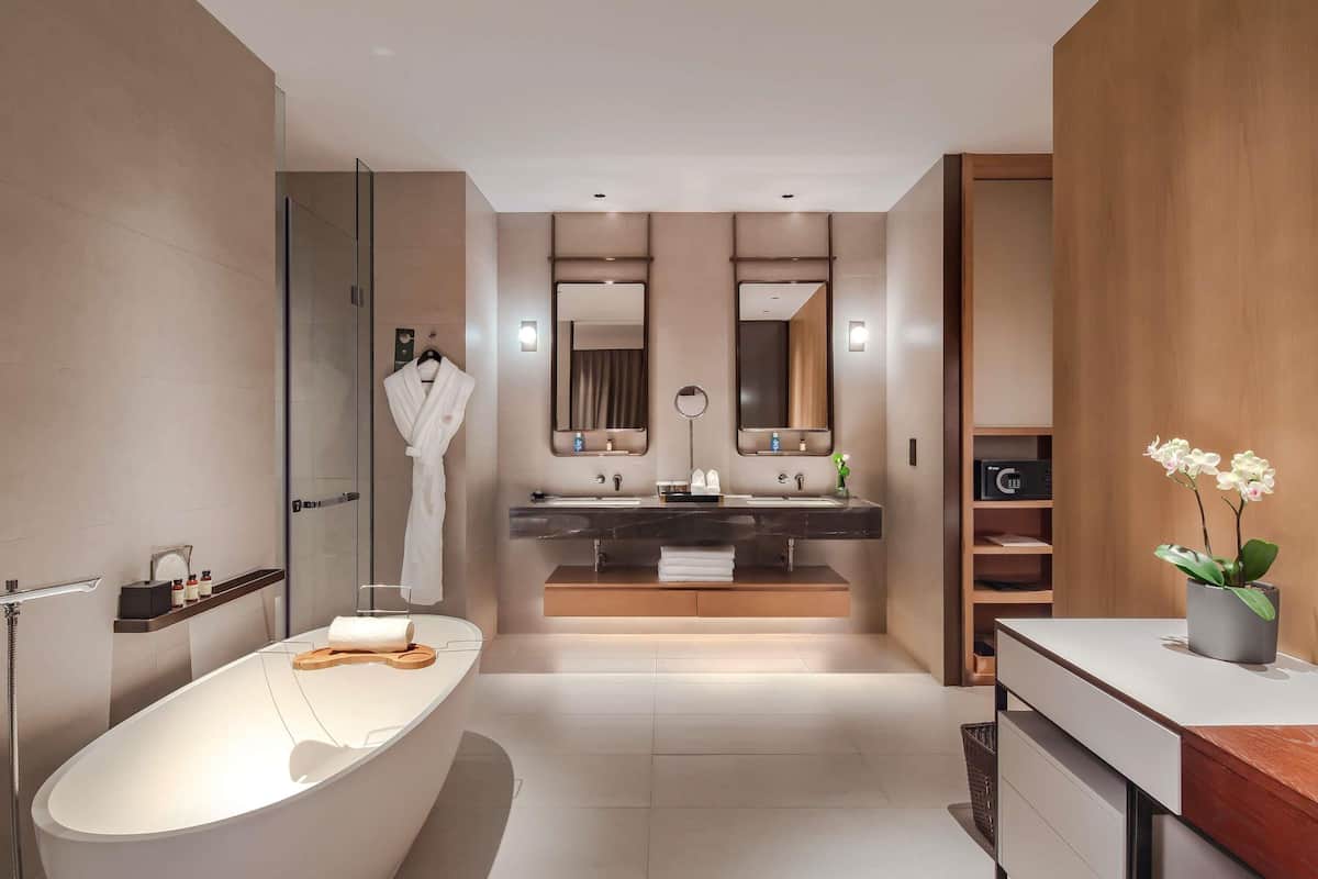 Deluxe Suite, 1 King Bed, Club Lounge Access