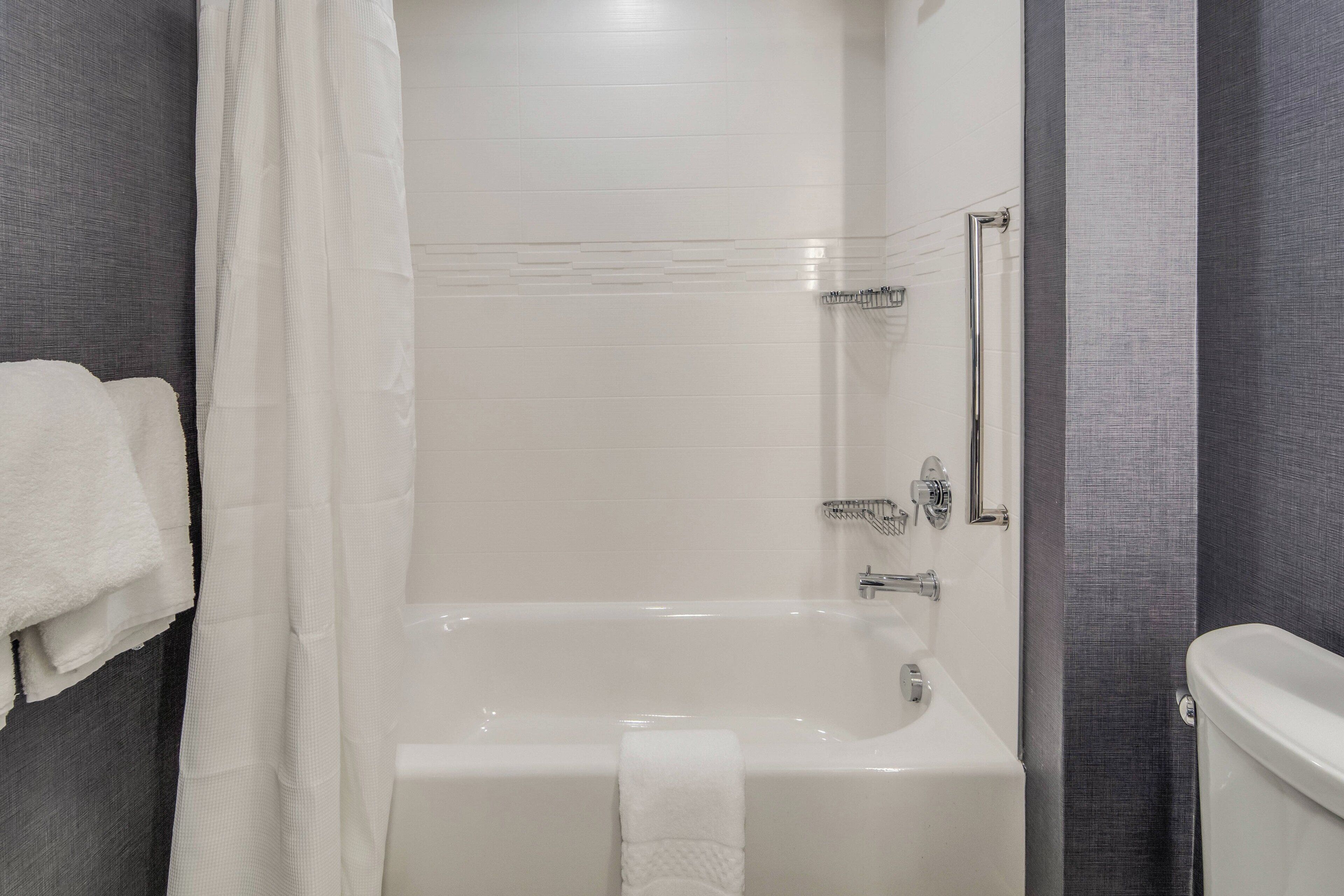 suite, 2 bedrooms | bathroom | combined shower/bathtub, hair dryer, towels