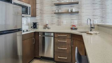 Studio, 1 très grand lit et 1 canapé-lit | Cuisine privée | Réfrigérateur grande capacité avec congélateur, surface de cuisson