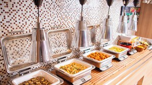 Ein reichhaltiges Buffet mit verschiedenen Speisen und Waagen.